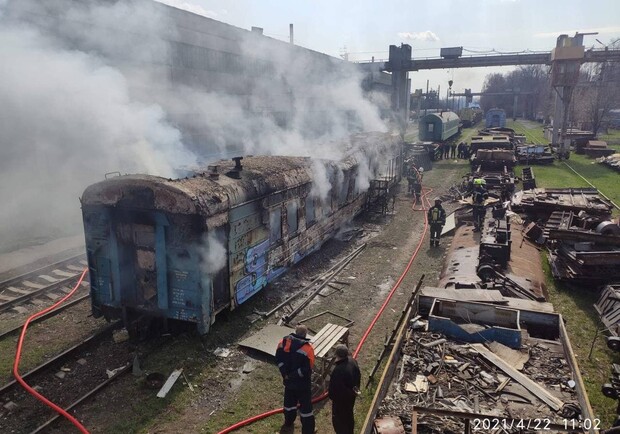 В Киеве сгорел вагон поезда прямо на колее. Фото:Facebook/ГСЧС