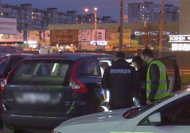 На Оболоне мать с дочкой взяли в заложники в собственной машине. Фото: полиция Киева