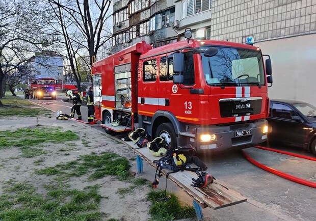 Женщина во время пожара спустила двух детей к соседям на нижний этаж. Фото: ГСЧС Киева.