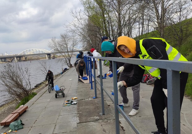 Обновили фасад: Волонтеры закрасили старые граффити на набережной Днепра - фото: Наталья Красовская
