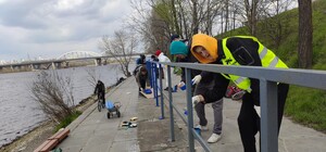 Как новенькая: волонтеры закрасили старые граффити на набережной Днепра