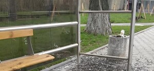 Руки чесались: на Отрадном вандалы разбили стеклянную остановку