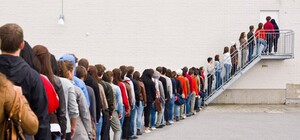 За чим стоять: на Сихові утворились довжелезні черги з автомобілів і людей