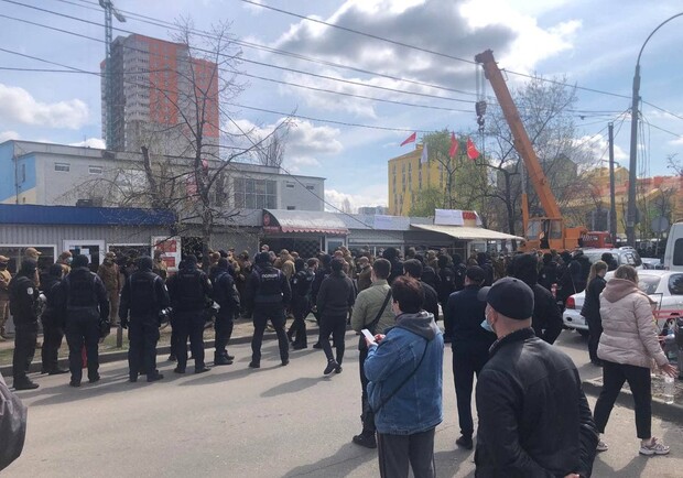 В  Соцгороде демонтируют незаконные МАФы. Фото: Vgorode