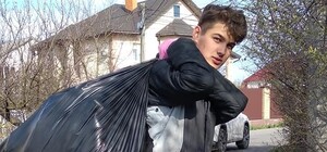 Герой нашего времени: на Осокорках подросток самостоятельно убрал улицу