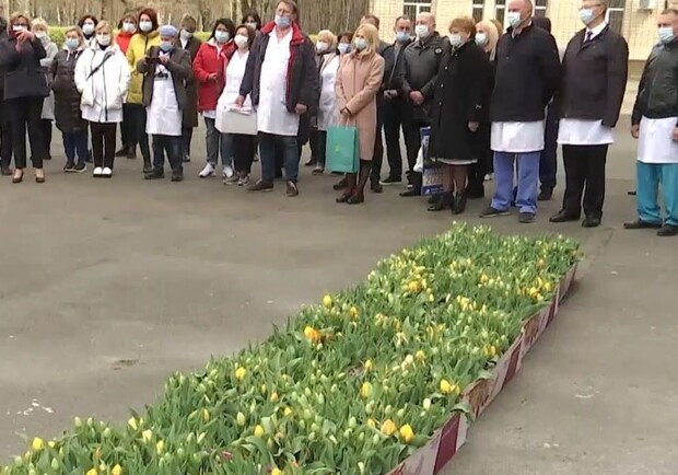 Посольство Нидерландов передало медикам 20 ящиков тюльпанов. Фото: ТСН.