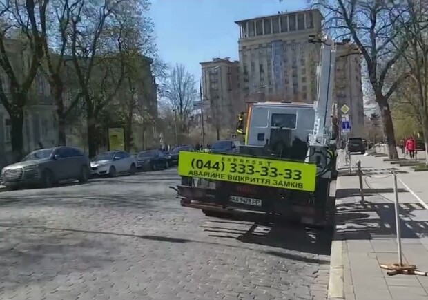 В центре Киева водитель эвакуатора припарковался в неположенном месте. Фото: KIEVMAP.