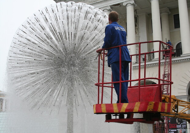 Киевские фонтаны проверяют на "профпригодность". Фото Максима Люкова.