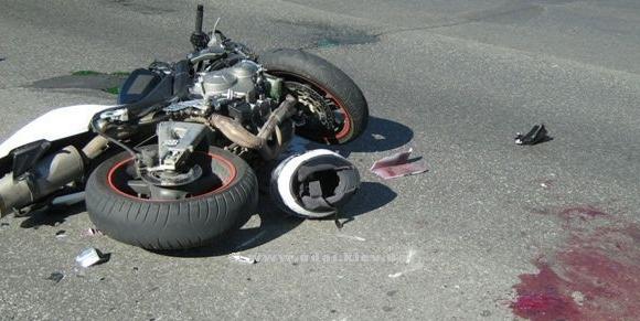 На месте ДТП лежал разбитый мотоцикл и алели пятна крови. Фото пресс-службы киевского ГАИ.