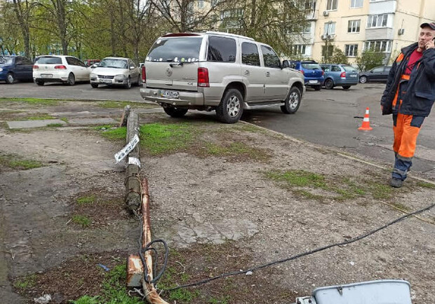 В Киеве водитель сдавая задом сбила столб и он упал на прохожего. Фото: "Вартові еспресо"