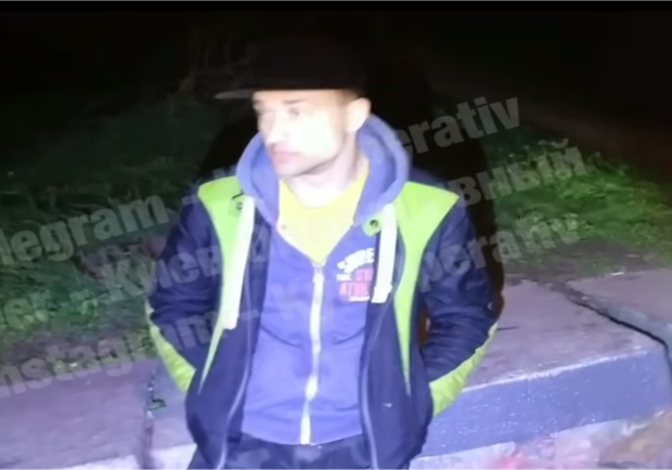 В Киеве курьер на мопеде снова убегал от полиции. Фото: скрин с видео "Киева Оперативного"