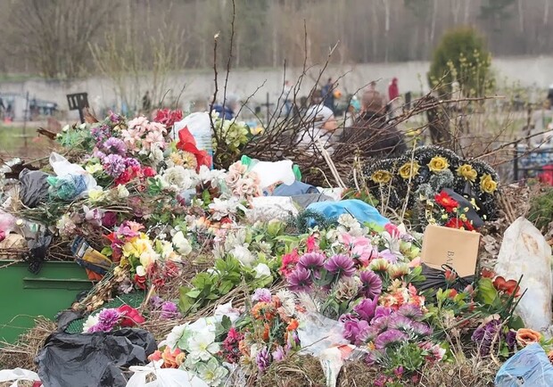 Экоактивисты бесплатно принимают на утилизацию пластиковые цветы и венки. Фото: YouTube.
