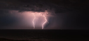 Вдохновение дня: смотри, как сверкала молния над морем вблизи Одессы