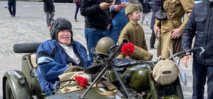 Трофейные ретро-машины,  военная техника и полевая каша: на площади Свободы отмечают День Победы