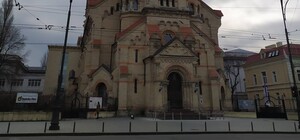 Война со скейтерами: вход в одесскую Кирху оградили столбиками