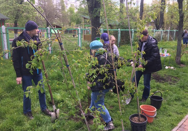 На Русановке высадили аллею фруктовых деревьев. Фото: Facebook Олеся Маляревича