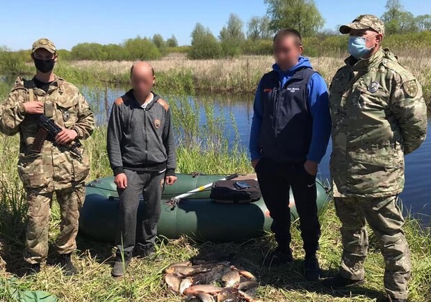 В зоне отчуждения поймали рыбных браконьеров. Фото: полиция Киевской области