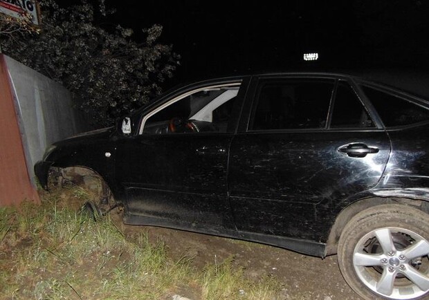 Пьяный сотрудник СТО угнал автомобиль клиента и попал в ДТП. Фото: Полиция Киева.