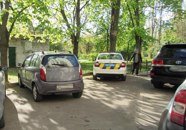 На Лесном хозяин собаки с ножом напал на прохожих. Фото: полиция Киева. 