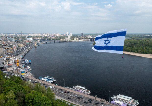 С днем независимисти: над Киевом пролетел огромный флаг Израиля - фото