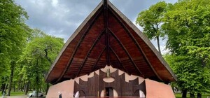 Приведут в порядок: в Мариинском парке обновят легендарную сцену 