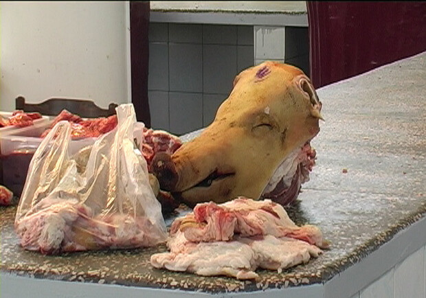 Мясо продают кто попало  и как попало. Фото ГУ МВД Киевской области.