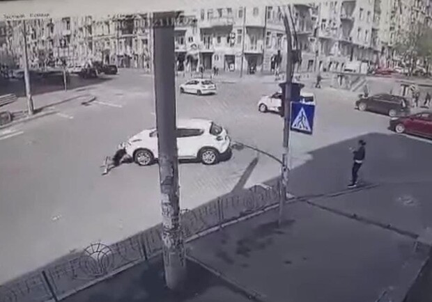 В центре Киева девушку сбила и переехала машина. Фото: Facebook/Наталья Дикая