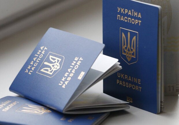 Украинка выбросила паспорта своей семьи, из-за того, что ее не пустили заграницу. Фото: УНИАН.