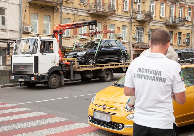 На Подоле женщина не давала эвакуировать свой автомобиль, залезла на эвакуатор и вызвала полицию. Фото: Київ Паркувальний.