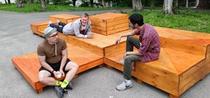 Будет где посидеть: на Политехничной появилась новая зона отдыха