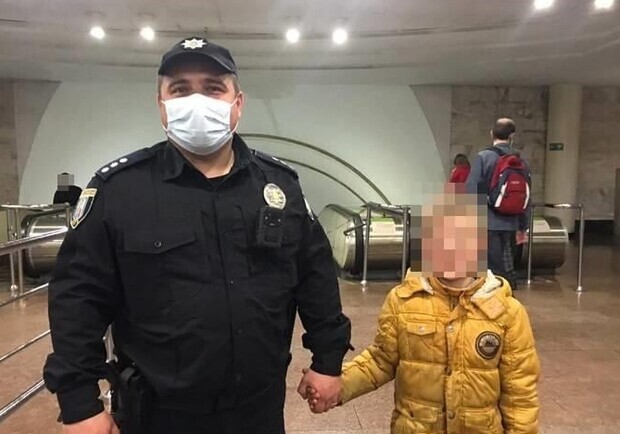Омбудсмен заявила, что мальчик, потерявшийся на днях в метро, не ходит в школу. Фото: Полиция Киева.