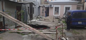 Из-за ремонта здания полиции: в одесском дворе образовалась глубокая яма