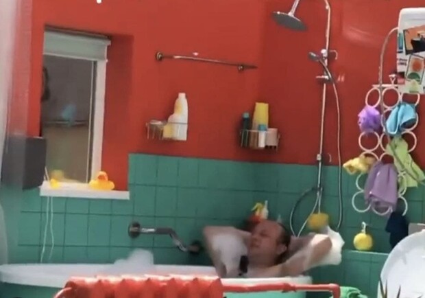 В Киеве мужчина принимал ванную прямо в центре города. Фото: Instagram a.keybal