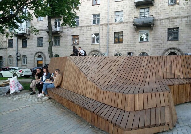 Рядом с Софийским собором установили скамейку-террасу. Фото: Вечерний Киев