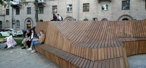 Литовский янтарь: рядом с Софийским собором установили скамейку-террасу