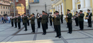 Марши, вальсы, попурри: военный оркестр дает концерт перед Харьковской филармонией