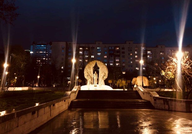 В сквере Заньковецкой установили новое освещение. Фото: "Киевзеленбуд".