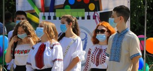 Красные губы, тату и ленты: самые атмосферные фото с Последнего звонка-2021 в Днепре