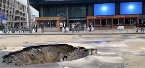 Не опять, а снова : возле Ocean Plaza прорвало трубу и провалился асфальт