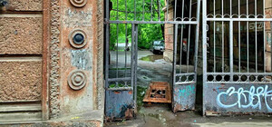 Невиданная роскошь: в Одессе лужу прикрыли старинной витражной дверью