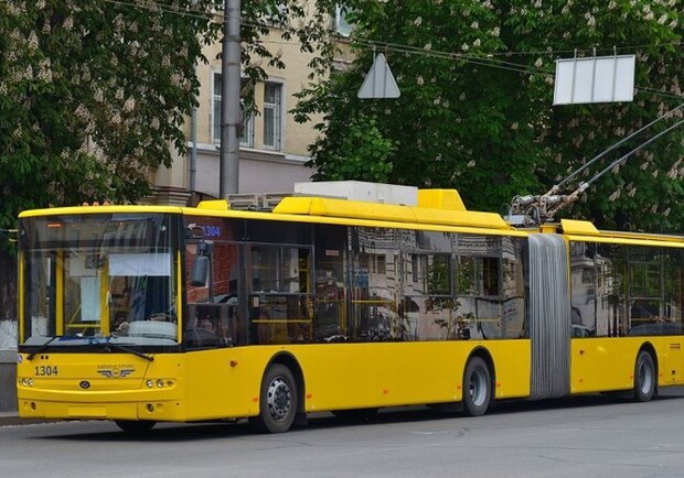 Общественный транспорт изменил маршрут из-за аварии на Антоновича. Фото: transit.parovoz.com