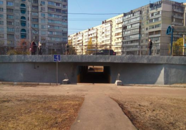 В Оболонском районе начал осыпаться потолок очередного подземного перехода. Фото: my-obolon.kiev.ua