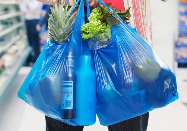 В Украине запретили продажу пластиковых пакетов. Фото: itc.ua