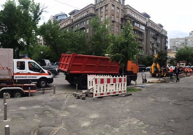 В центре Киева рядом с перекрестком и "зеброй" строят парковку. Фото: Facebook Иглама Гасанова