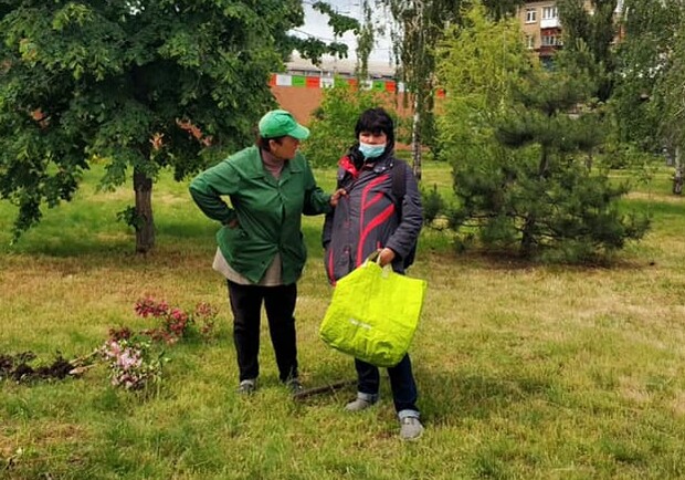На Дарницкой площади коммунальщики задержали воров растений.  Фото: КП по УЗН Днепровского района