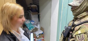 Торговала изъятым кокаином: в Одессе задержали полицейскую (обновлено)