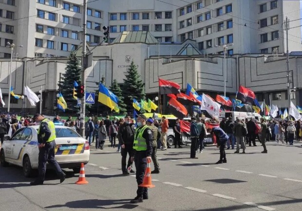 Под стенами КСУ устроили митинг против земельной реформы. Фото: "Сегодня"
