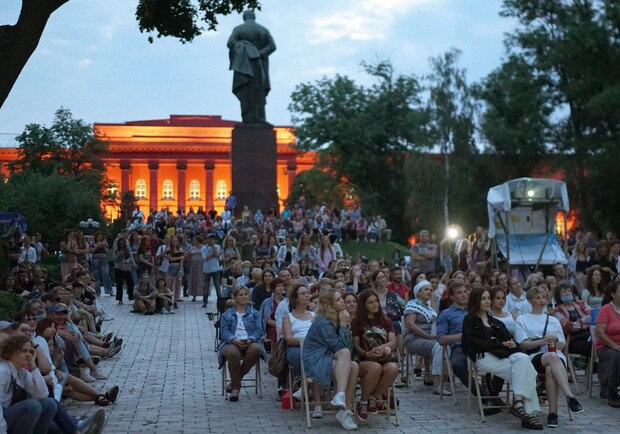 В центре Киева откроют кинотеатр под открытым небом. Фото: Facebook Кіновернісаж просто неба