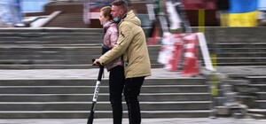 Відео: в центрі Львова двоє людей на електросамокаті ледь не потрапили під колеса авто