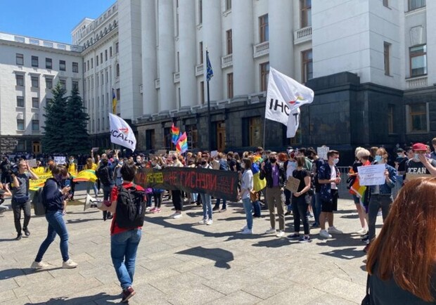 Под ОП прошел митинг ЛГБТ, требующих принять закон о дискриминации и сменить руководство МВД. Фото: "Сегодня"